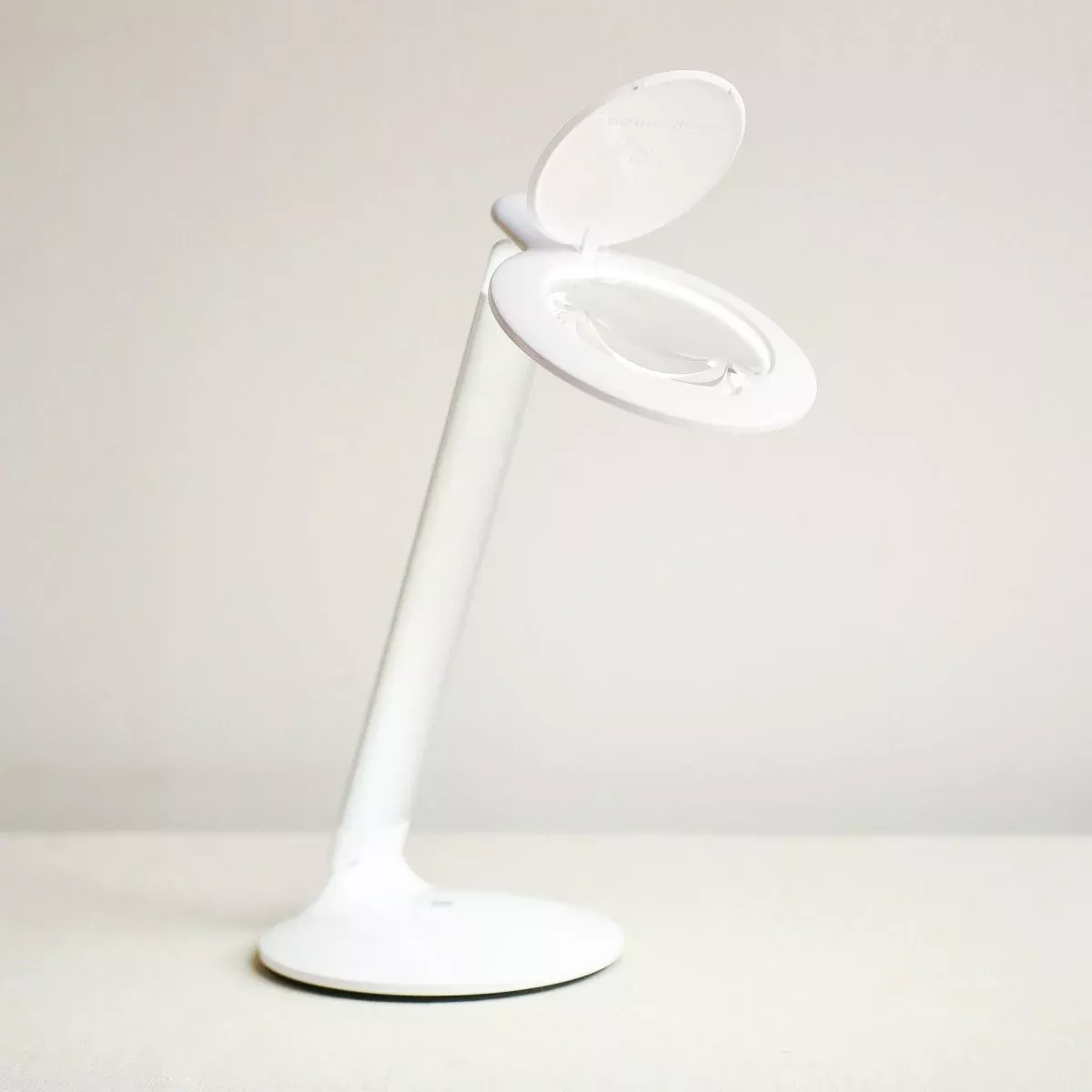 Halo Go Rechargeable Table Magnifier